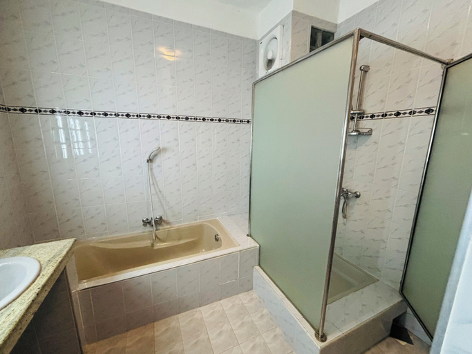 Bathroom 4, Raja Beach Hotel, Balapitiya