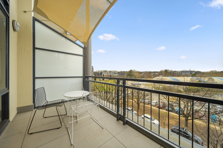 Balcony 2, Loft-style CBD 1-bed With Rooftop Terrace & BBQ, Canberra