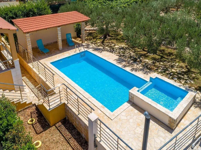 Sport & Beauty 2, Villa Jelena - Five Bedroom Villa with Swimming pool, Nerežišća