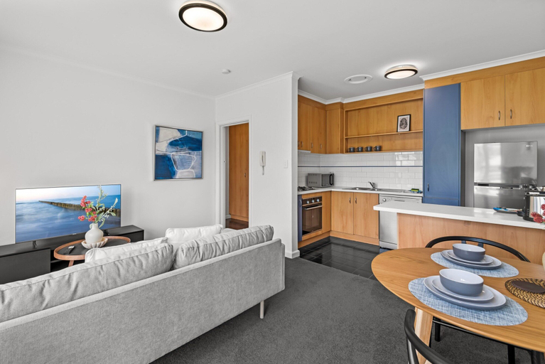 Living room 2, Cosy 1-bed Balcony Unit in Quiet Street by Shops, Melbourne