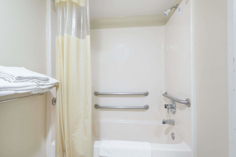 Bathroom, Days Inn By Wyndham Fort Payne, De Kalb