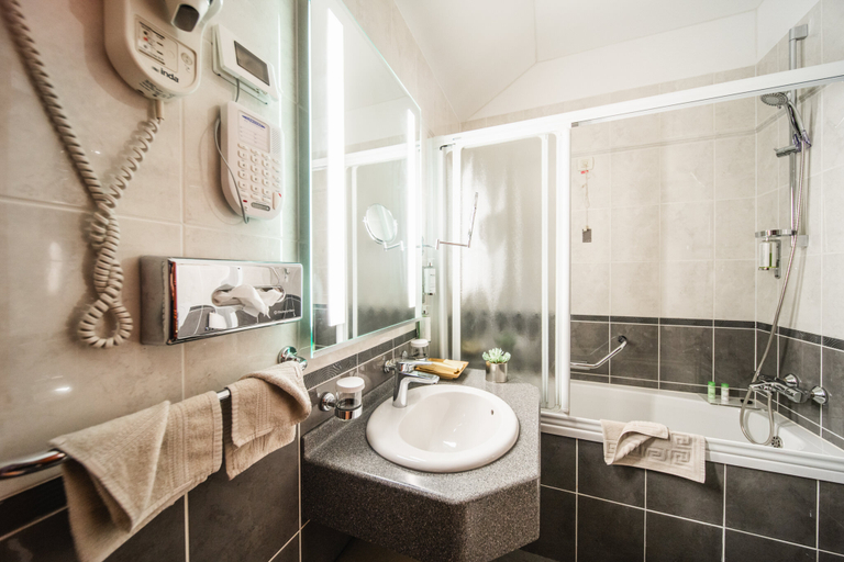Bathroom 4, Hotel Kazbek, Dubrovnik