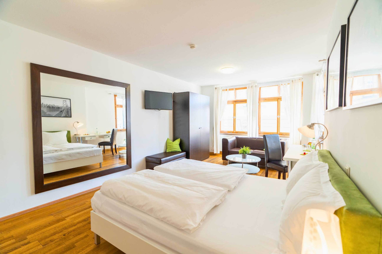 Room 5, Hotel The Square, Coburg