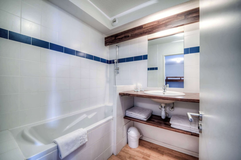 Bathroom 4, Comfort Aparthotel Lourdes L Acacia, Hautes-Pyrénées