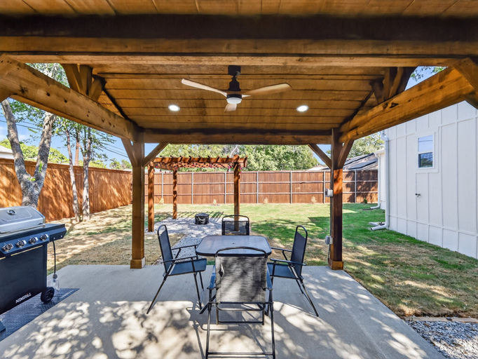 Outdoor dining 5, The Sage At Dogwood 3 Bedroom Home, Dallas