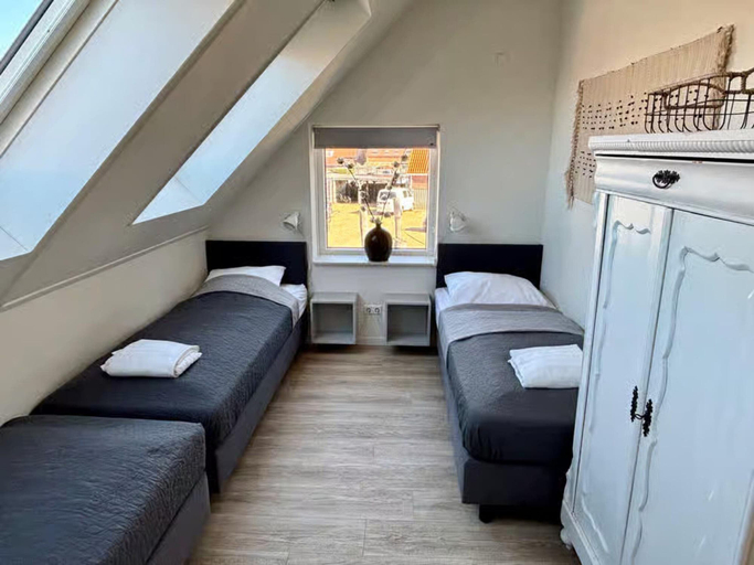 Room 5, 5-person Lodge With Private Balcony, Veere