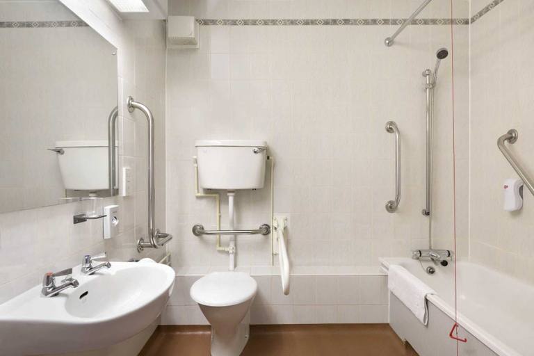 Bathroom 4, Days Inn by Wyndham Stafford, Staffordshire