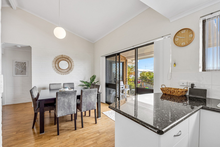 Dining 4, Quaint 2-bed Beach Abode With Ocean Views, Maroochy - Mooloolaba