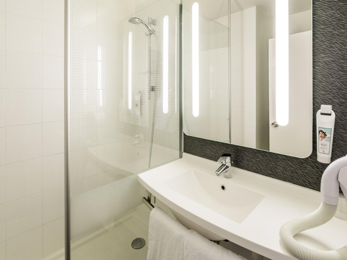Bathroom 3, Hôtel ibis Beziers Est Mediterranee, Hérault