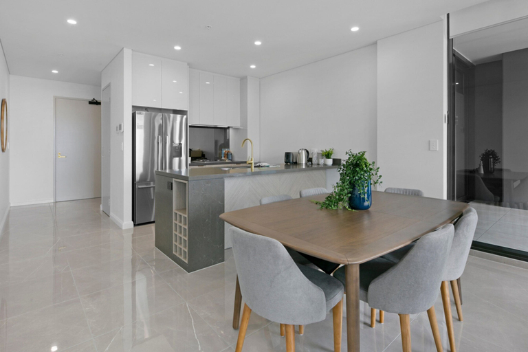 Dining 4, Oceanfront 2-bed With Spectacular View Pool & Gym, Gold Coast