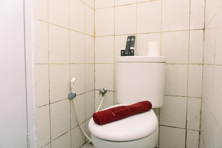 Bathroom 2, Minimalist Studio At 12Th Floor Poris 88 Apartment, Tangerang