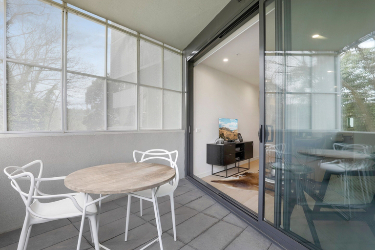 Dining 4, Modern 2-bed Ivanhoe Unit With Parking, Melbourne