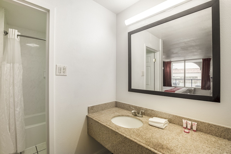 Bathroom 3, Hotel Baton Rouge - Mead Rd Louisiana, East Baton Rouge