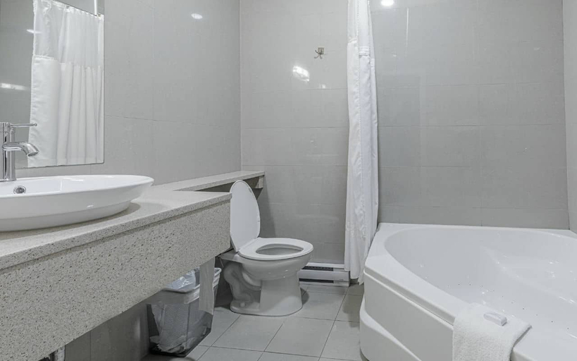 Bathroom 5, Hotel Montfort Nicolet