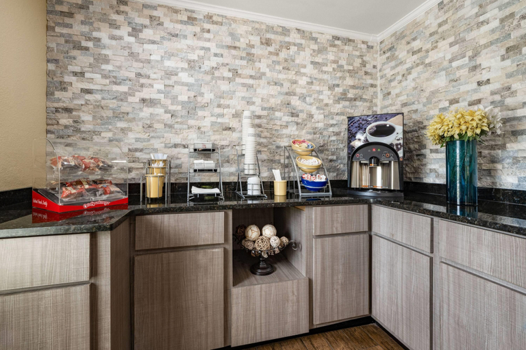Food & Drinks 5, Days Inn by Wyndham Canton, Cherokee