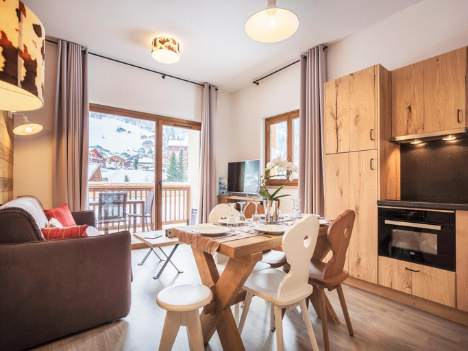 Dining 4, Apartment in Beaufort With Spa & Heated Pool, Savoie
