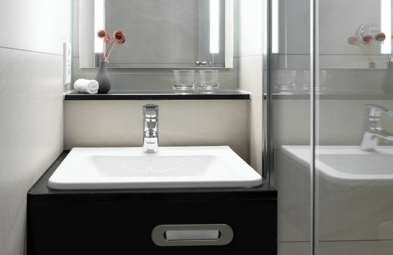 Bathroom 5, Leonardo Hotel Nürnberg, Nürnberg