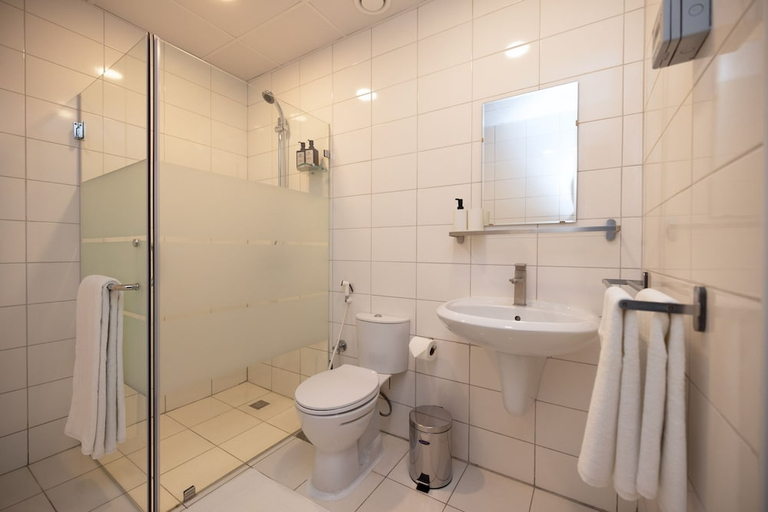 Bathroom 4, Riggae Tower Hotel
