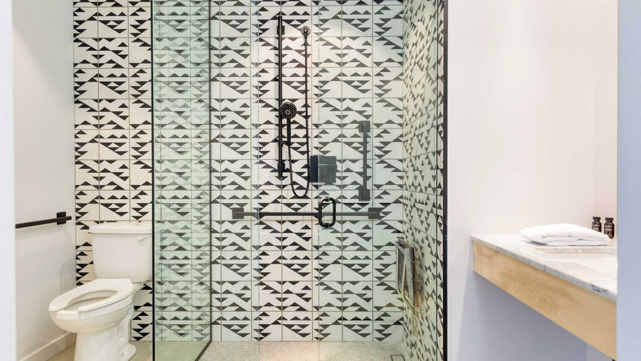 Bathroom 4, Blackhaus Suites by AvantStay, Riverside