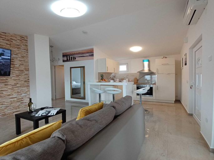 Others 4, Beachfront Apartment With Balcony and Sea View, Nin