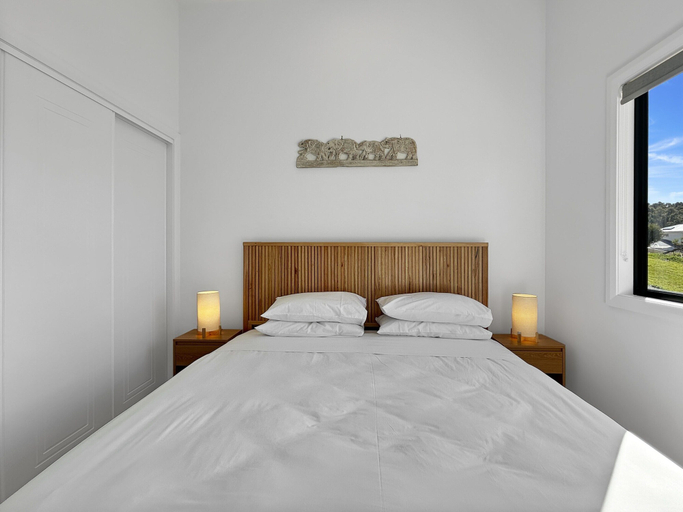 Room 3, Chic 4-bed Beach House with Sea Views, Eurobodalla