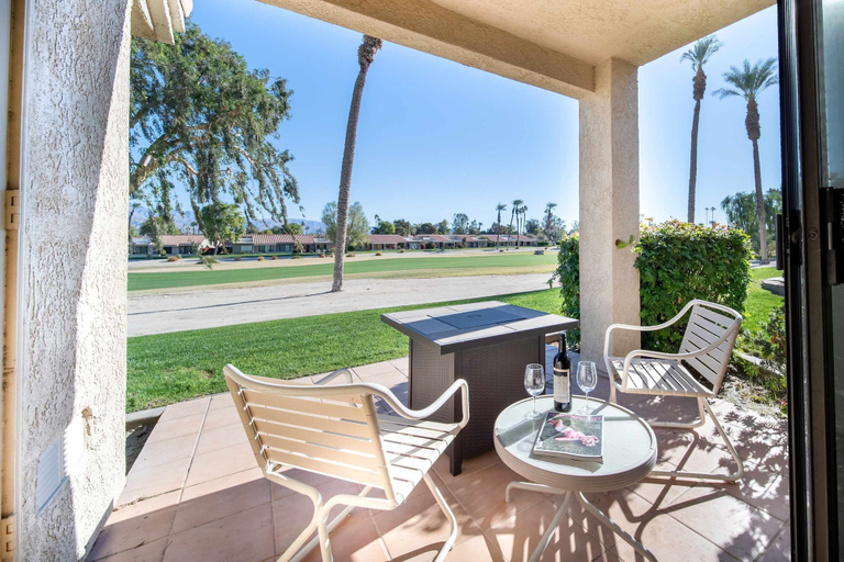 Room 3, Charming Condo With Golf Course View, Riverside