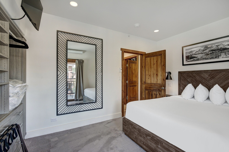 Room 5, True Luxury Ski In & Ski Out 3 Bedroom Condo by RedAwning, Summit