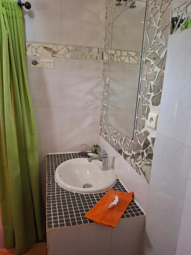 Bathroom 2, La Maison Abaka, Dakar