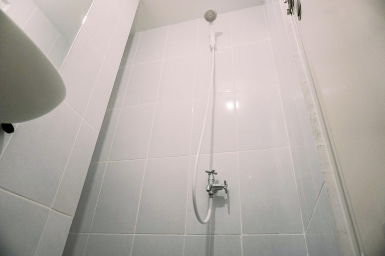 Bathroom 3, Relax And Comfy Studio At Tokyo Riverside Pik 2 Apartment, Tangerang