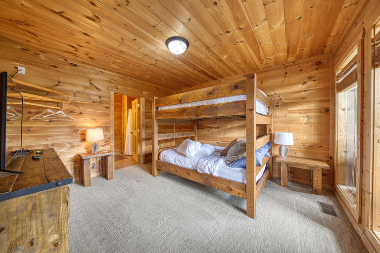 Room 2, Cabin w Amazing Views Theater Firepit Hot Tub, Sevier