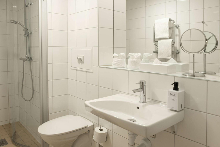 Bathroom 4, Sky hotel Malmo City, Malmö