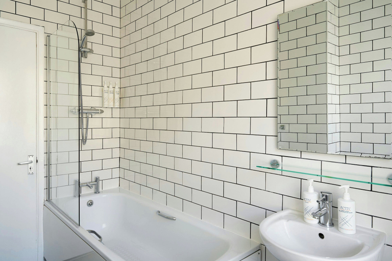 Bathroom 4, Four Points Flex by Sheraton Brighton Seafront, Brighton and Hove