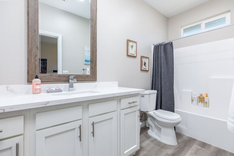 Bathroom 3, Shanah's Vacation Rentals, Kern