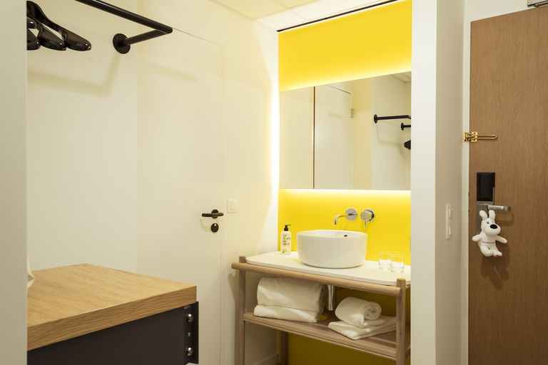 Bathroom 4, B&B HOTEL Brussels Centre Louise, Bruxelles