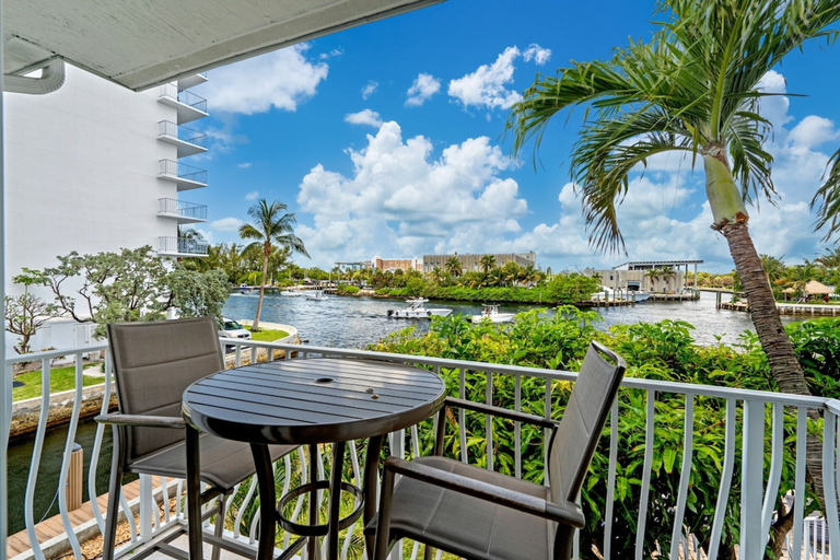 Room 1, Waterfront Retreat With Pool Steps to Beach, Broward