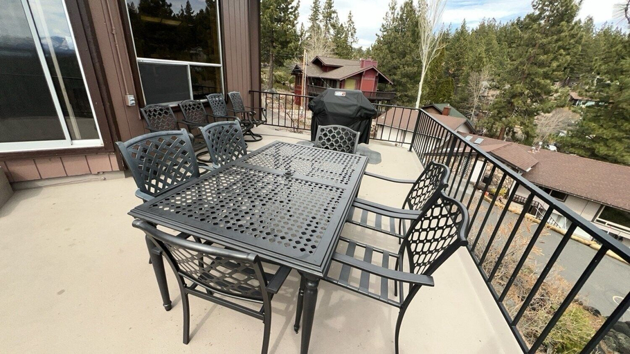 Outdoor dining 4, The Heights 4 Bedroom Home by RedAwning, Douglas