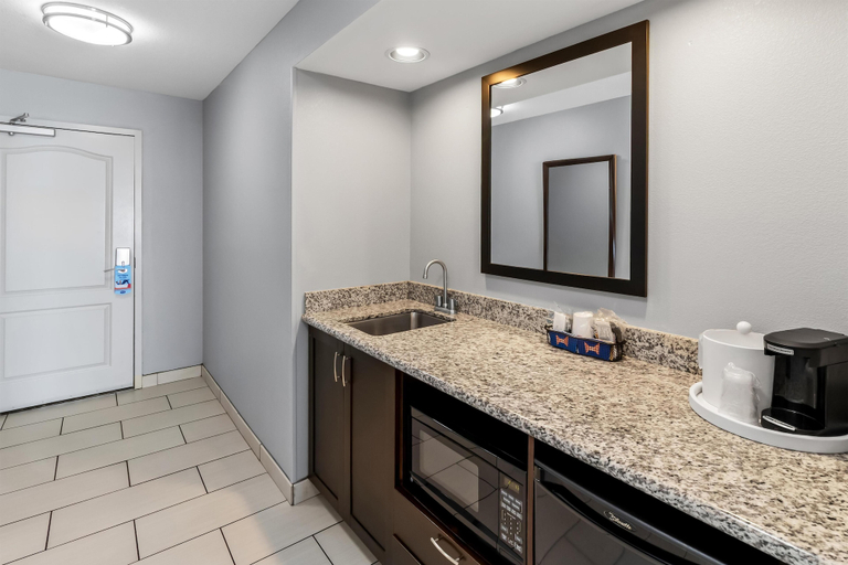 Bathroom 4, Hampton Inn Middletown, Warren
