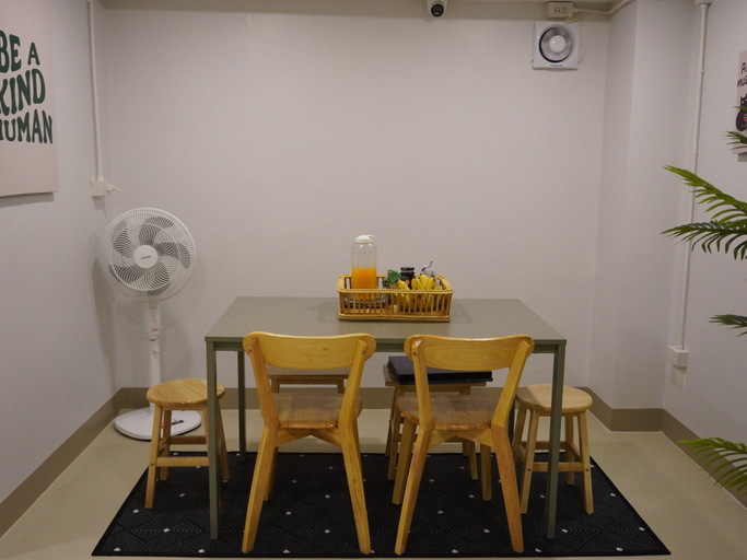 Family dining, Trybe Capsule Hostel Chiang Mai, Muang Chiang Mai