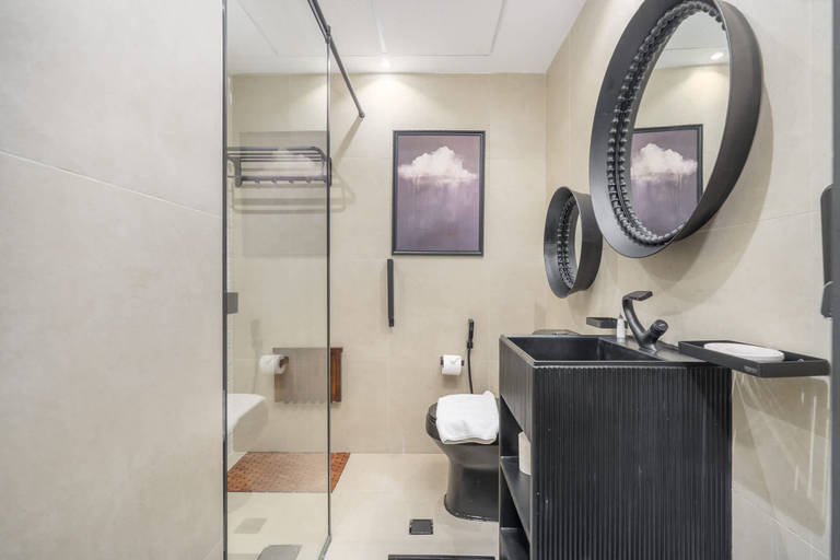 Room 4, Extravagant Studio Stay for 2 in JVC, Dubai