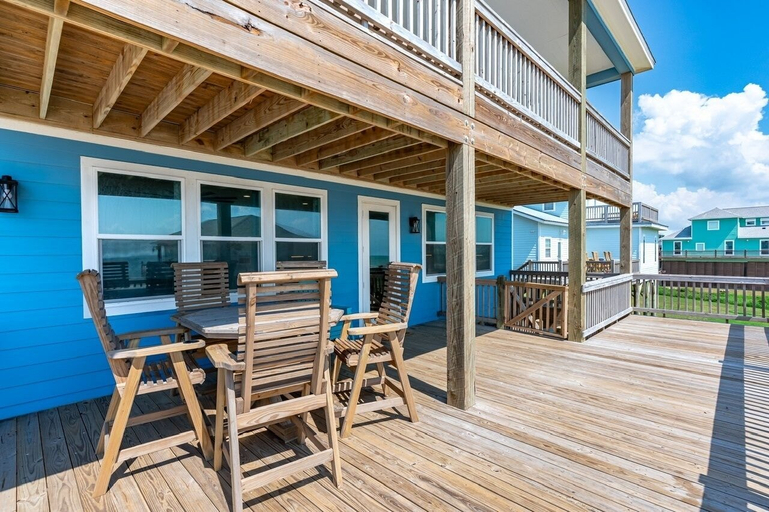 Outdoor dining 3, Oceanfront Manor 4 Bedroom Home, Galveston
