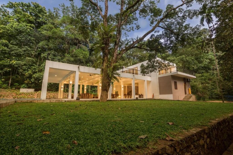 Exterior & Views