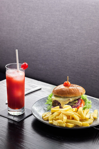 Food & Drinks 5, Fundador, Santiago