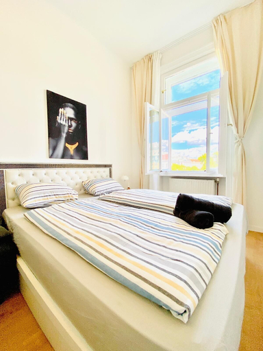 Room 5, Comfortable 5BR Stay Near Westbahnhof, Wien