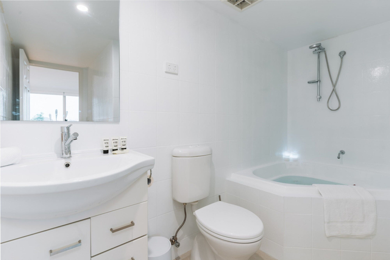 Bathroom 4, Lakeside 3-bed Apartment With Jacuzzi, Canberra