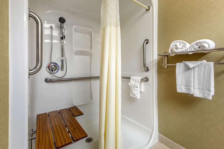 Bathroom 3, Quality Suites Sherman, Grayson