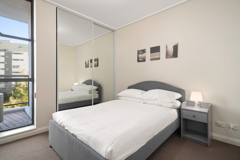 Room 2, Bright 2-bed Apartment Near Wentworth Point Sights, Sydney