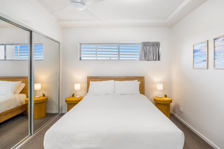 Room 5, Birtinya 1-bed With Canal Views and Pool, Caloundra - Kawana