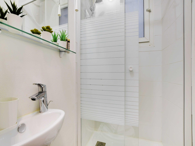 Bathroom 3, Magnificent Apartment - 1BR4P - Sacre-Coeur, Paris
