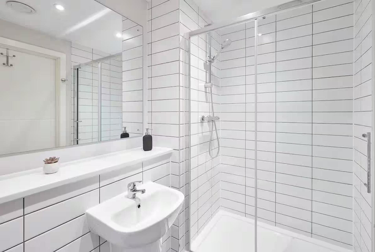 Bathroom 5, 2 Bed - Sleeps 6 - Parking - City Centre, Sefton