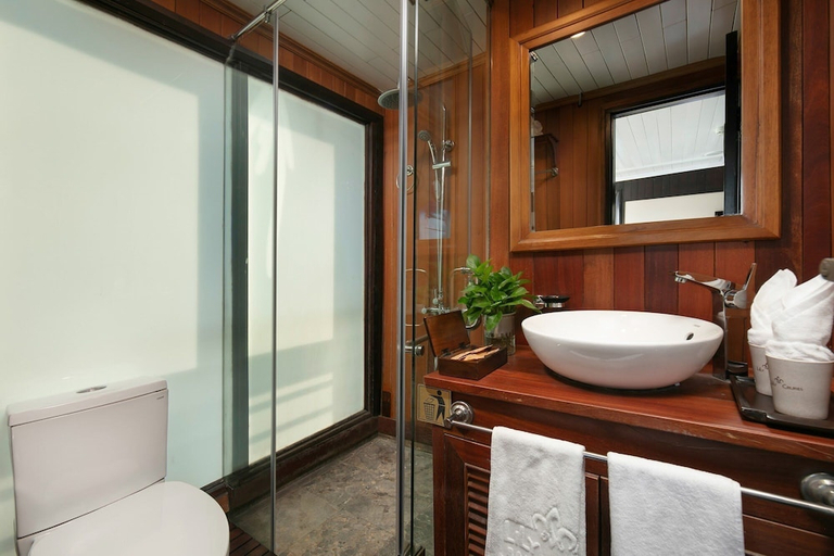 Bathroom, Lily Cruise, Hạ Long